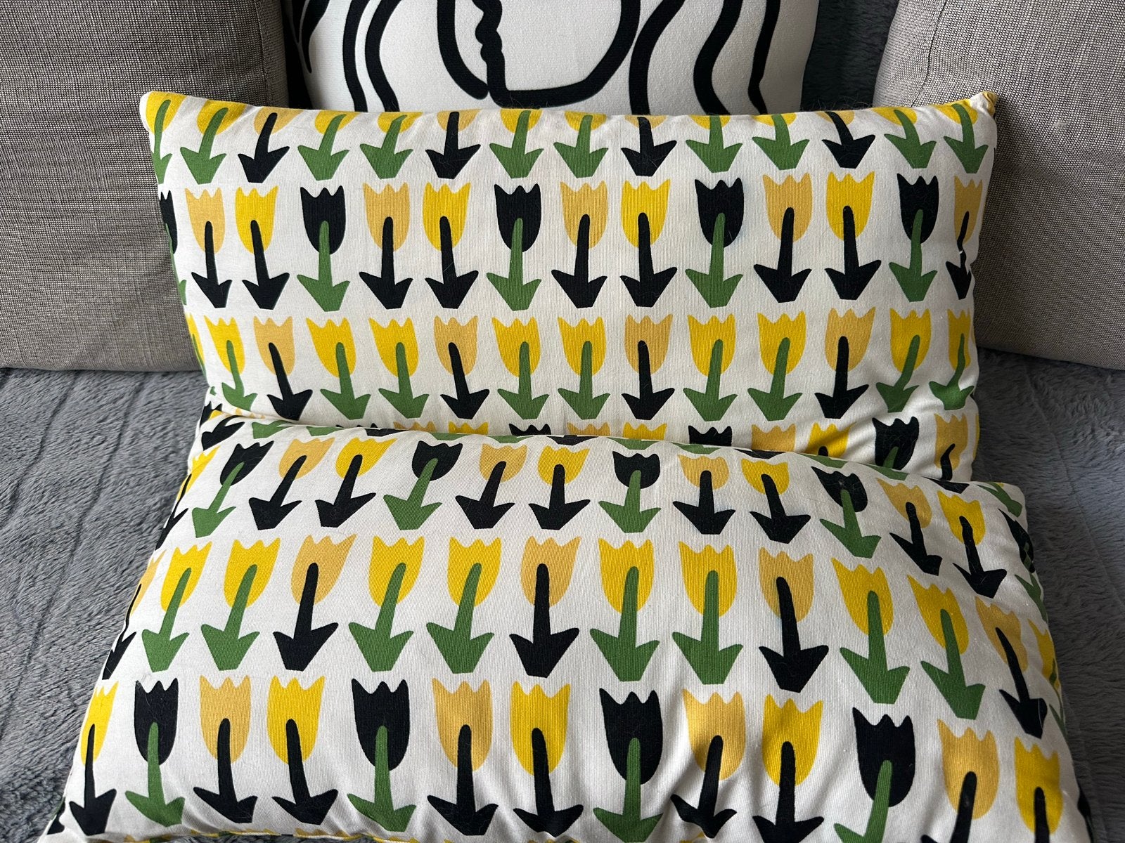 IKEA Kussen met Tulpenprint - Zo goed als nieuw, Huis en Inrichting, Meerkleurig, IKEA, Ophalen of Verzenden, Zo goed als nieuw