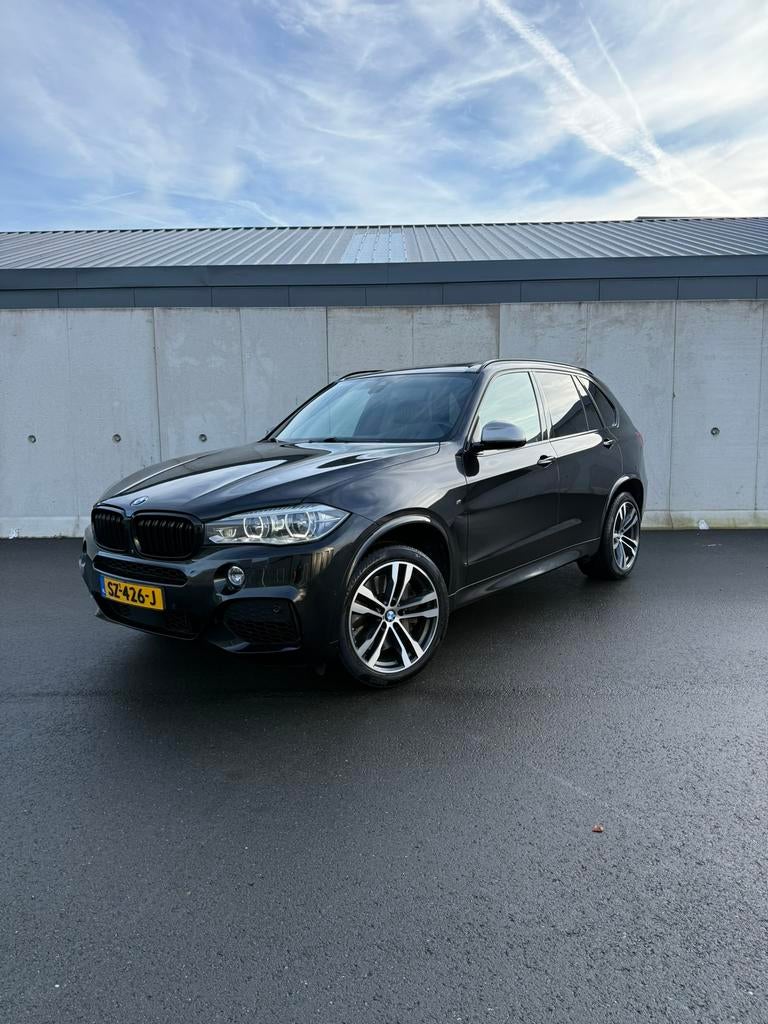 BMW X5 xDrive M50d 360CAM | DIGITAL DASH | H&K | PANO | HUD, Auto's, BMW, Automaat, 15 km/l, 2165 kg, 2993 cc