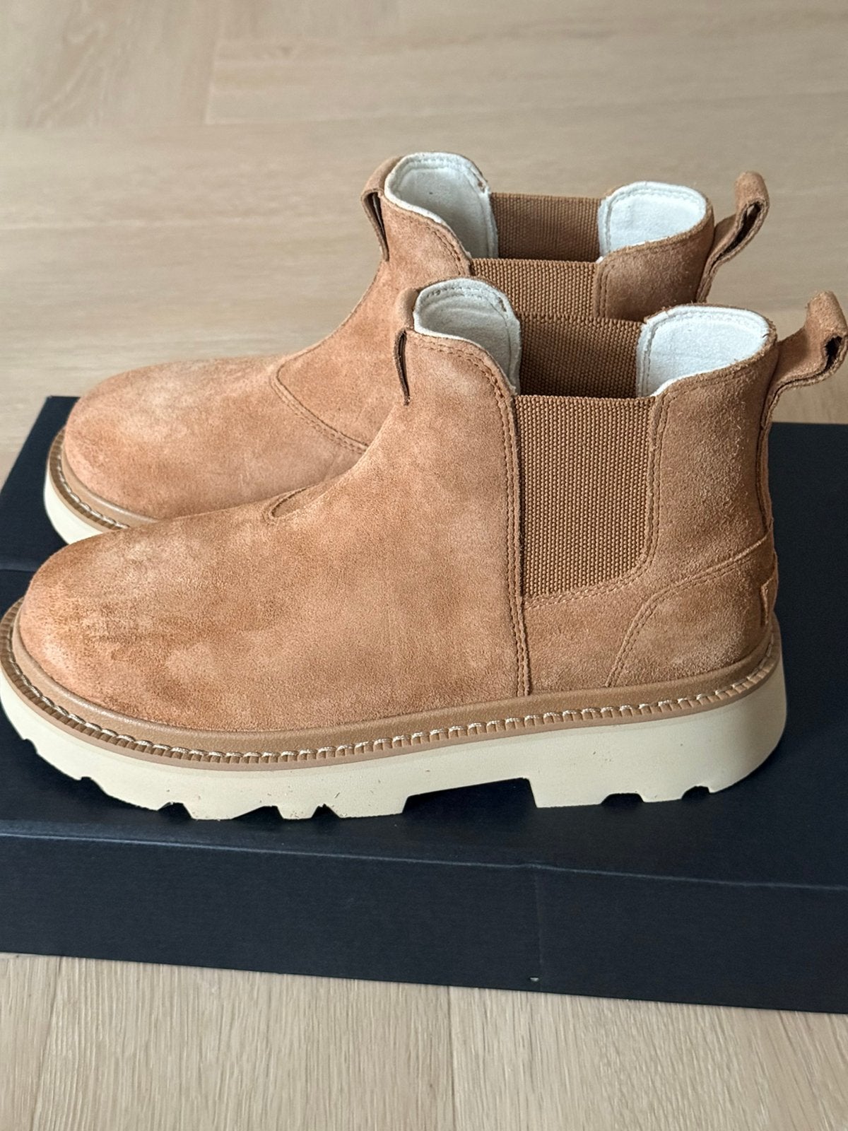 UGG Chukka Lug veterboot – suède camel – maat 44 – nieuw, UGG, Bruin, Boots, Nieuw