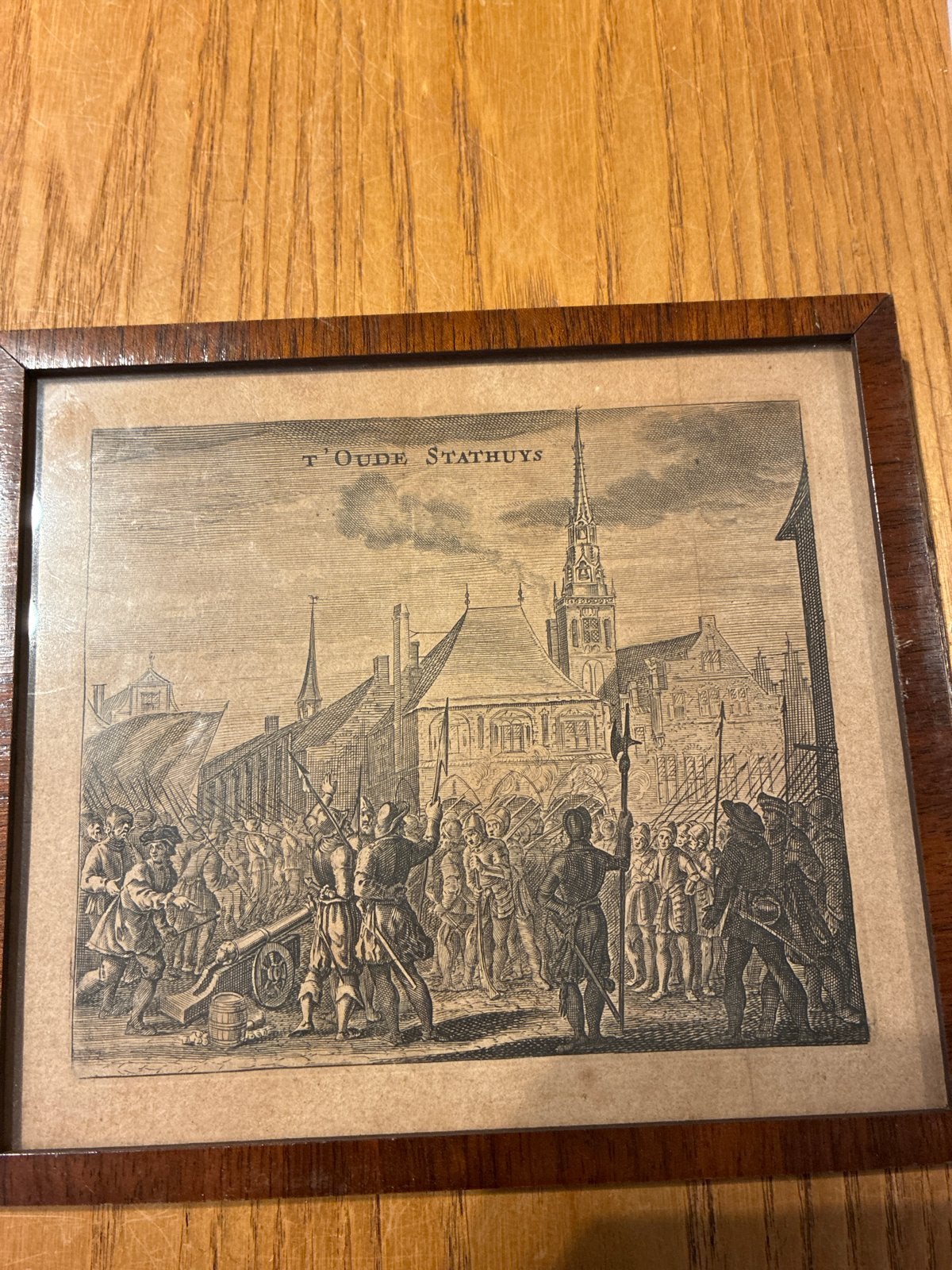 Antieke Ets 'T Oude Stathuis - Stadsgezicht met figuren, Ingelijst, Ets, Stadsgezicht, Ophalen of Verzenden