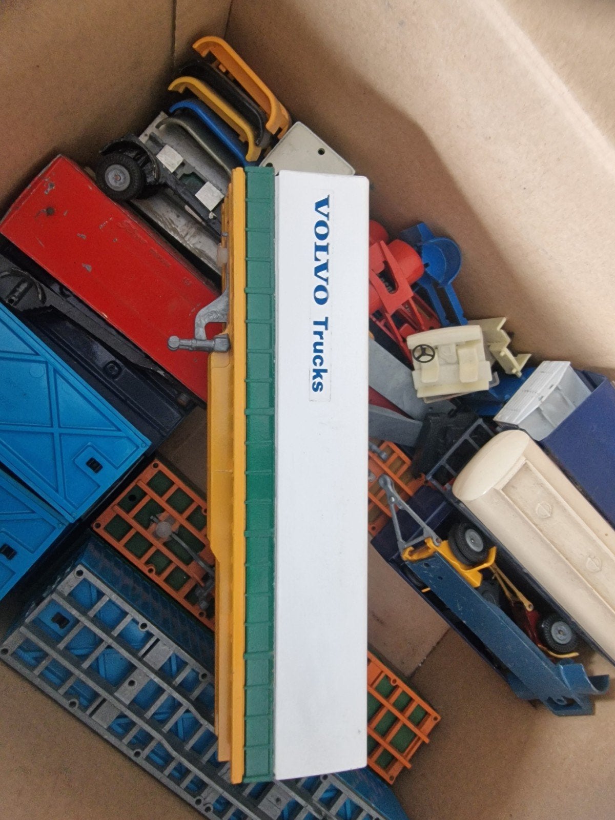 een doos vol oude tekno onderdelen., Ophalen of Verzenden, Bus of Vrachtwagen, Tekno