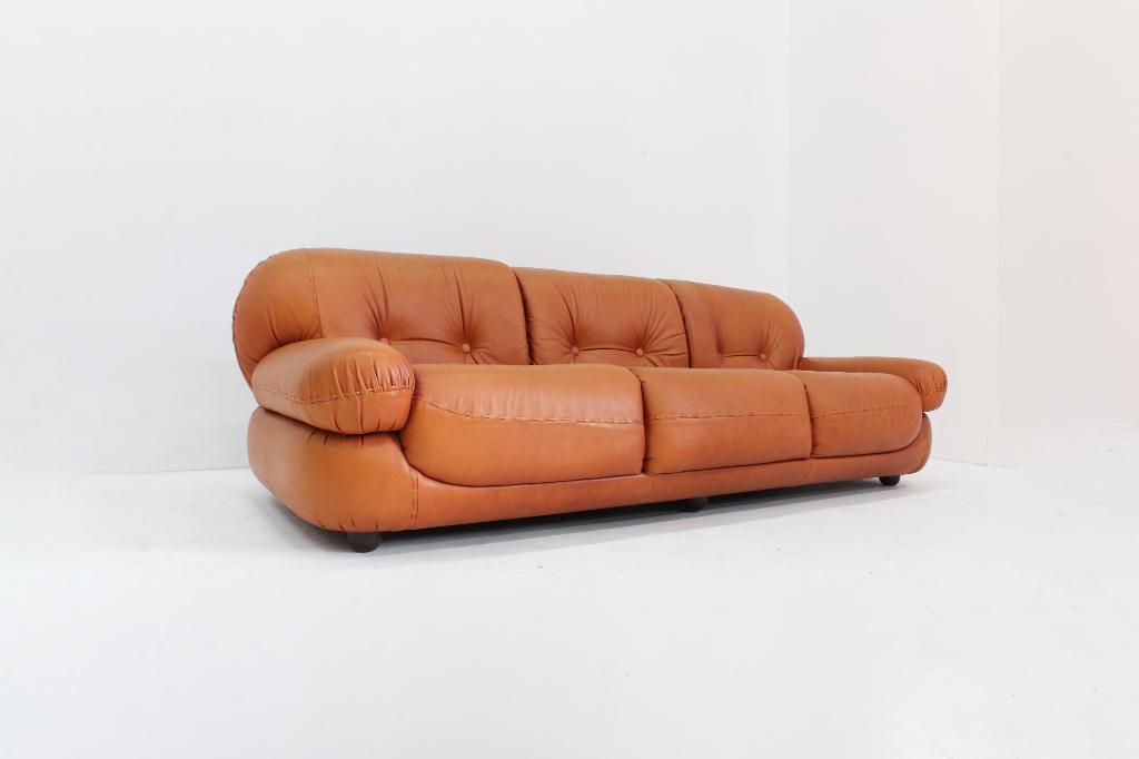 Italian cognac Leer 3 zitter sofa door Sapporo, Huis en Inrichting, Vintage design, Driepersoons, Ophalen of Verzenden, Zo goed als nieuw