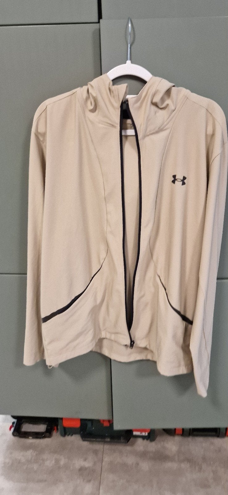 Beige Under Armour Trainingspak - Maat XL, Beige, Under Armour, Maat 56/58 (XL), Ophalen of Verzenden