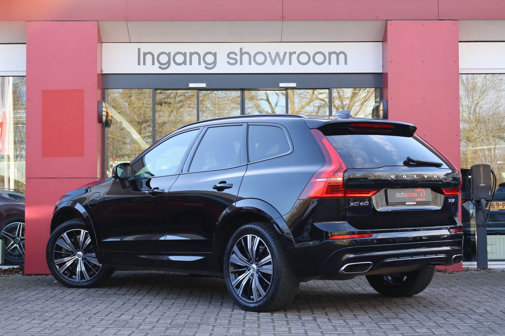 Volvo XC60 2.0 Recharge T8 AWD R-Design | Bower&Wilkins | HU, Automaat, Gebruikt, 1969 cc, Zwart