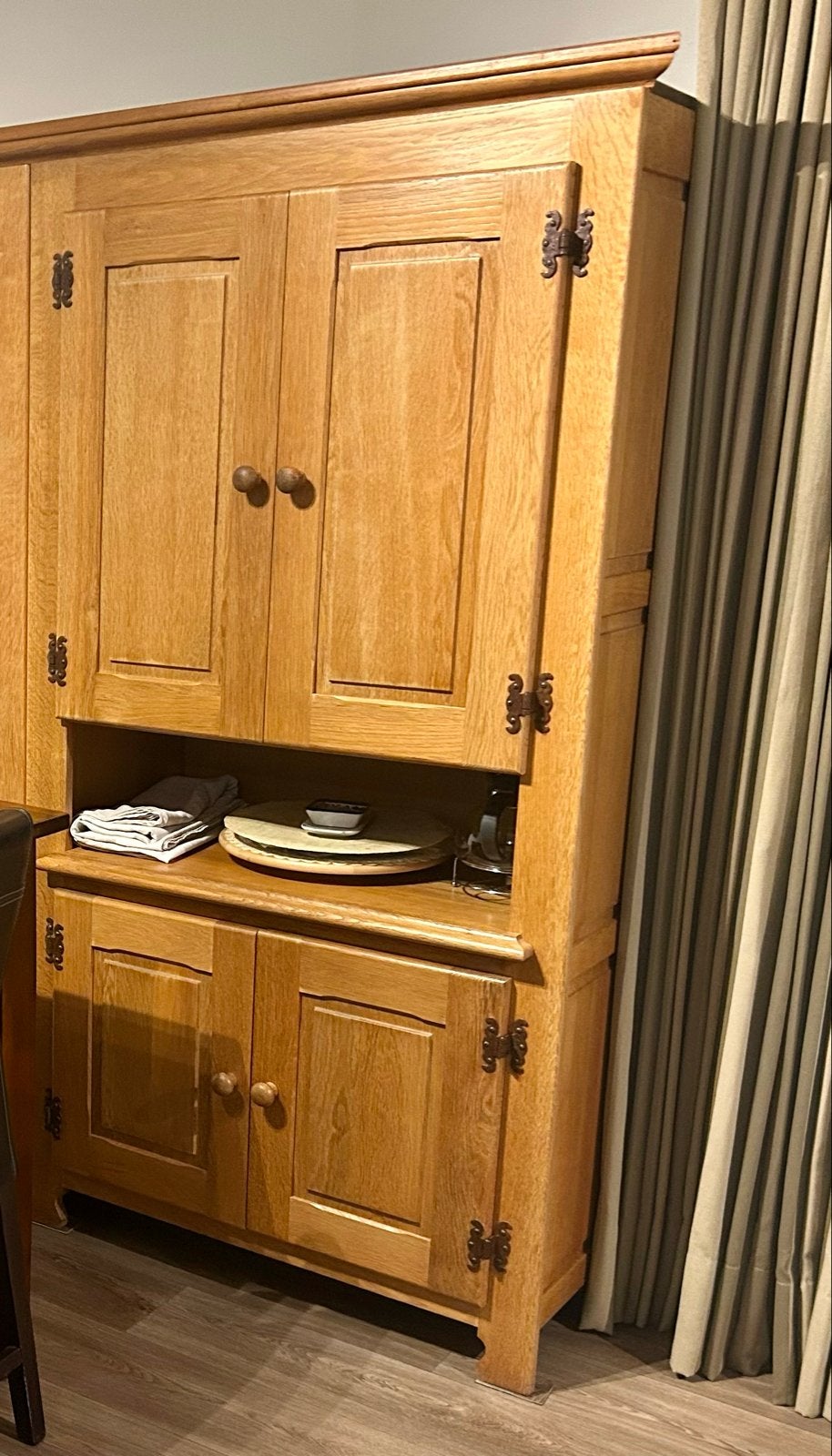 Massief eikenhouten buffetkast met veel opbergruimte, Huis en Inrichting, Gebruikt, Eikenhout, 150 tot 200 cm, 25 tot 50 cm