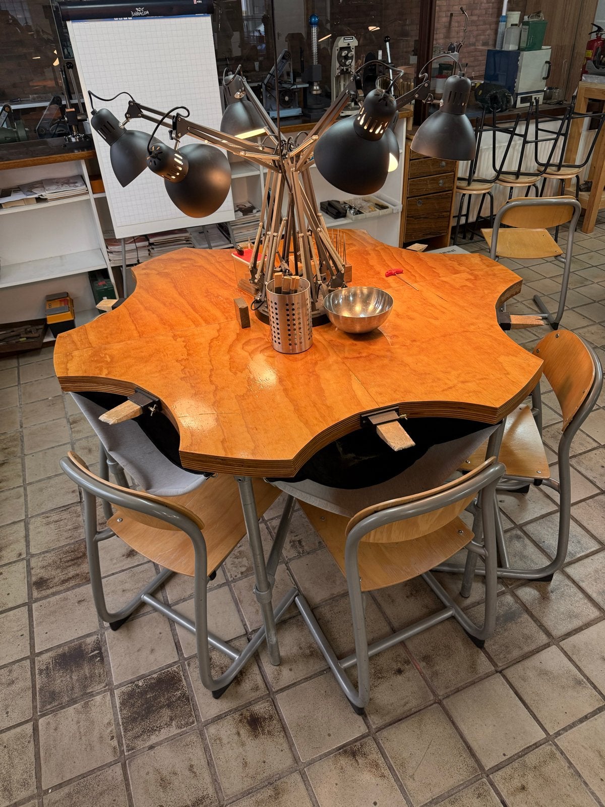 Houten werkbank met 6 werkplekken, verlichting en stoelen, Ophalen, Zo goed als nieuw, 120 tot 170 cm