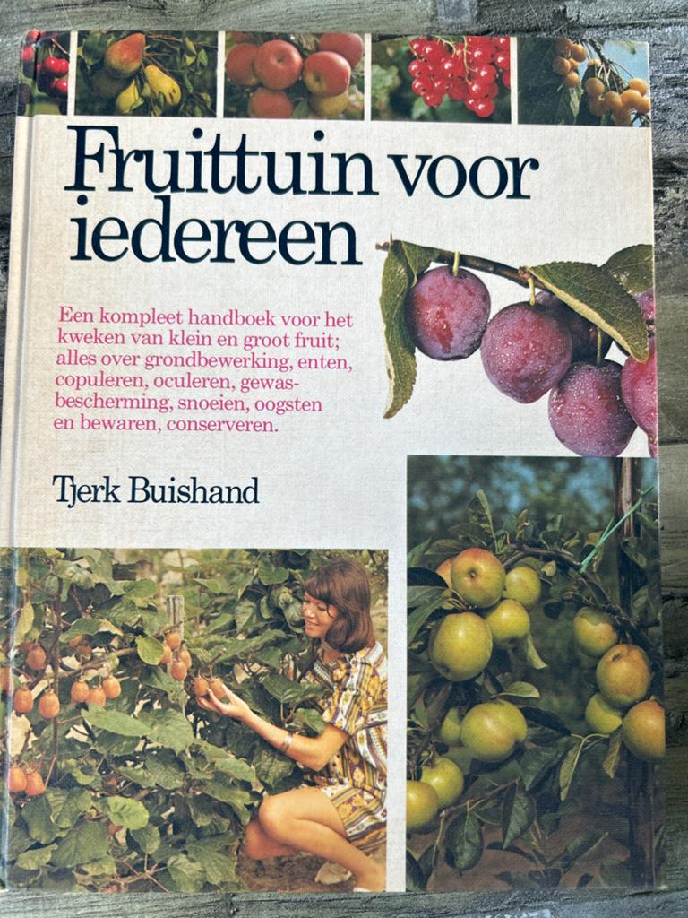 Fruittuin voor iedereen - Tjerk Buishand, Boeken, Ophalen of Verzenden, Gelezen, Tuinieren en Tuinplanten