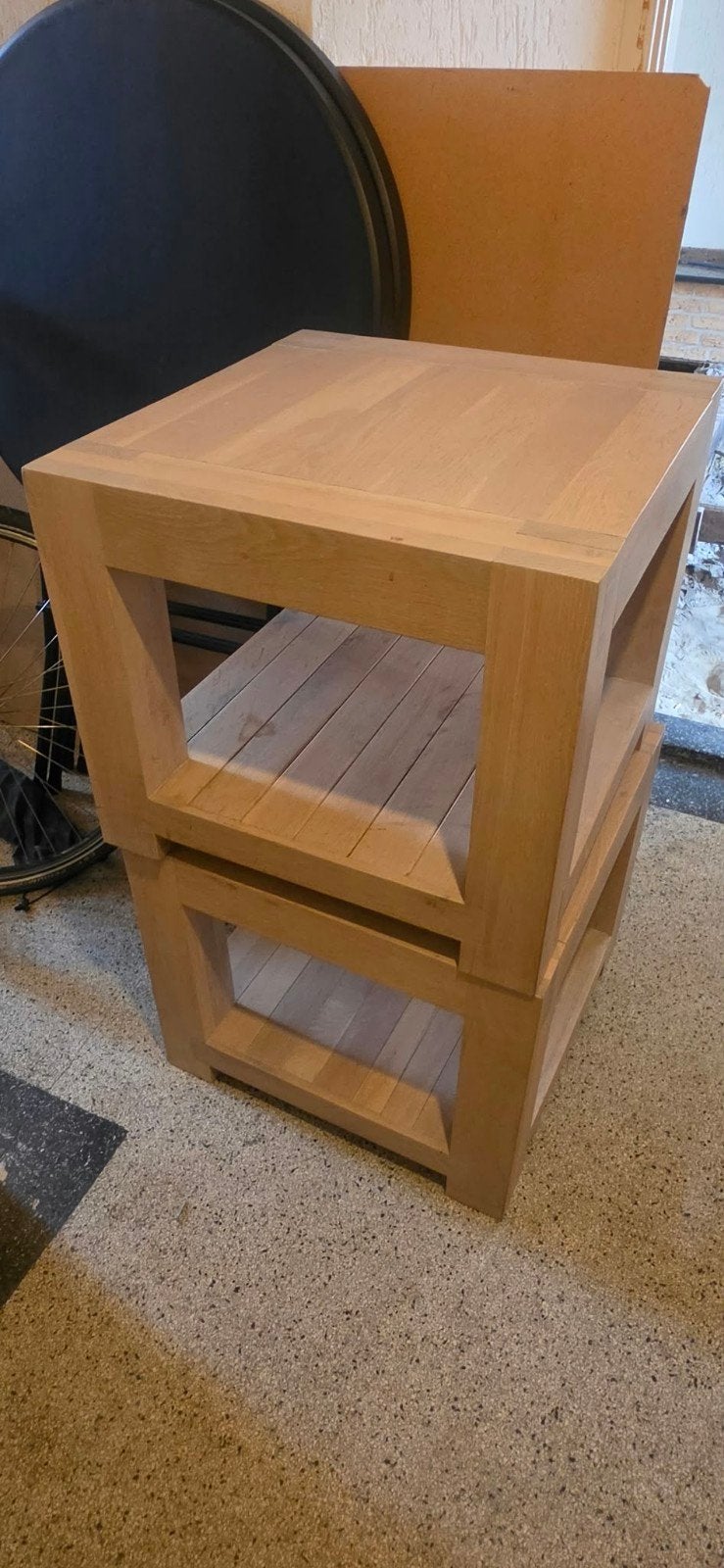 Complete inboedel: tafels, stoelen, kasten, tv-meubel