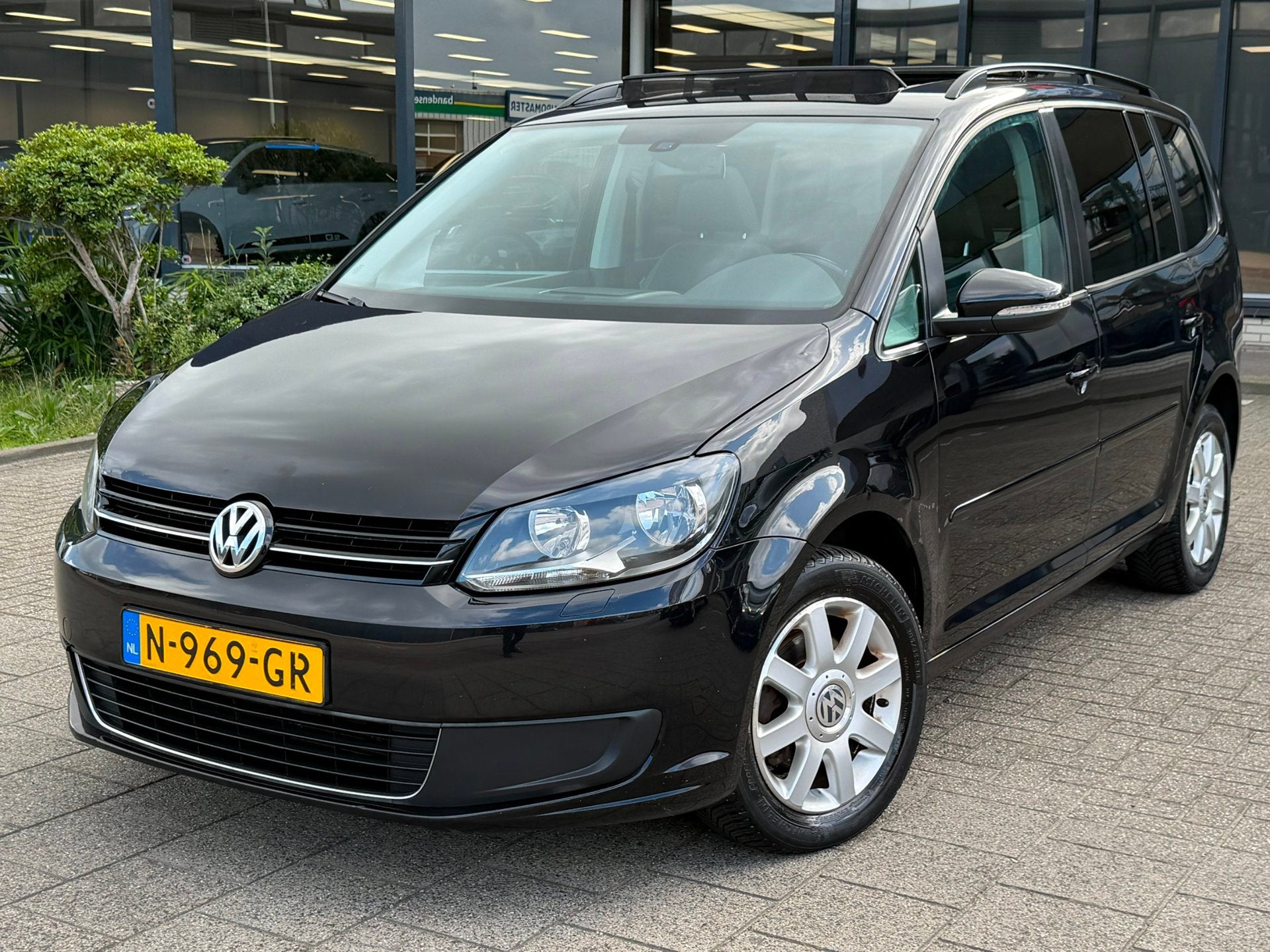 Volkswagen Touran 1.4 TSI Highline DSG l PANO l TREKHAAK, Gebruikt, Zwart, 4 cilinders, 1436 kg