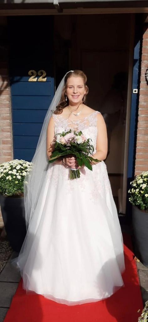Prachtige trouwjurk met hoepel, sluier en roze bloemen, Ophalen of Verzenden, Gedragen, Wit, Trouwjurk