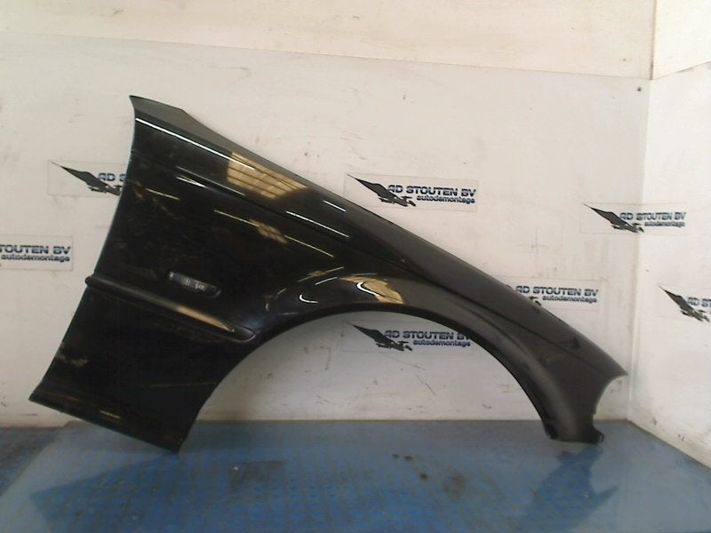 Spatbord Rechts Voor BMW 3 serie (E46/2C) (2001-09/2007-12), Auto-onderdelen, Gebruikt, Petuelring 130, München 80809, , Duitsland