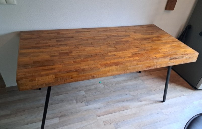 Robuuste houten eettafel met metalen poten, Huis en Inrichting, Tafels | Eettafels, Ophalen, Gebruikt, 50 tot 100 cm, 150 tot 200 cm