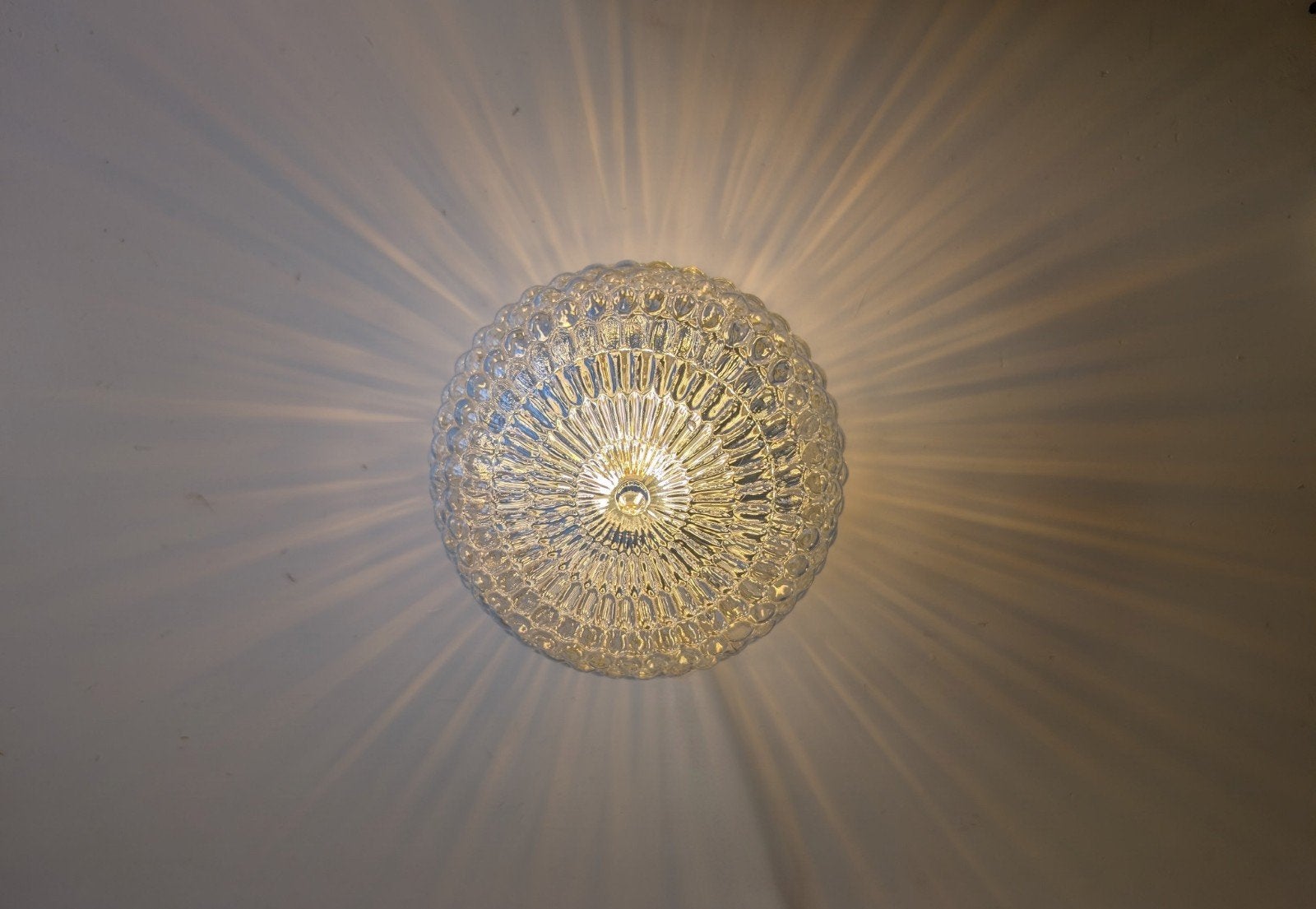 vintage glazen bollamp, prachtig reliëfglas & sfeervol licht, Zo goed als nieuw, Plafondlamp, Glas, E27 (groot)