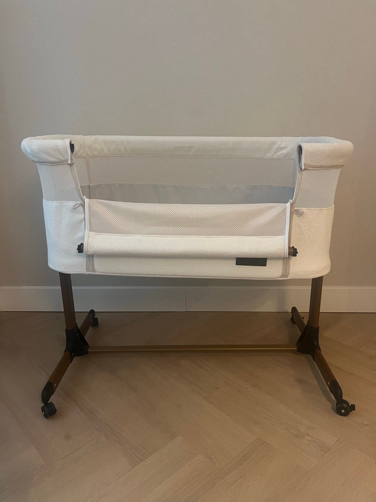 Novi - Luxe Co-sleeper met reflux stand - boucle/walnoot, Ophalen, Zo goed als nieuw, Wieg