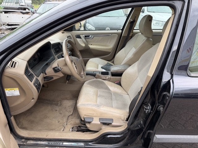 Volvo V70 2.4 AUTOMAAT APK T/M 25-4-2027, Auto's, Volvo, Beige, Automatische klimaatregeling, Leder en Stof, Zwart