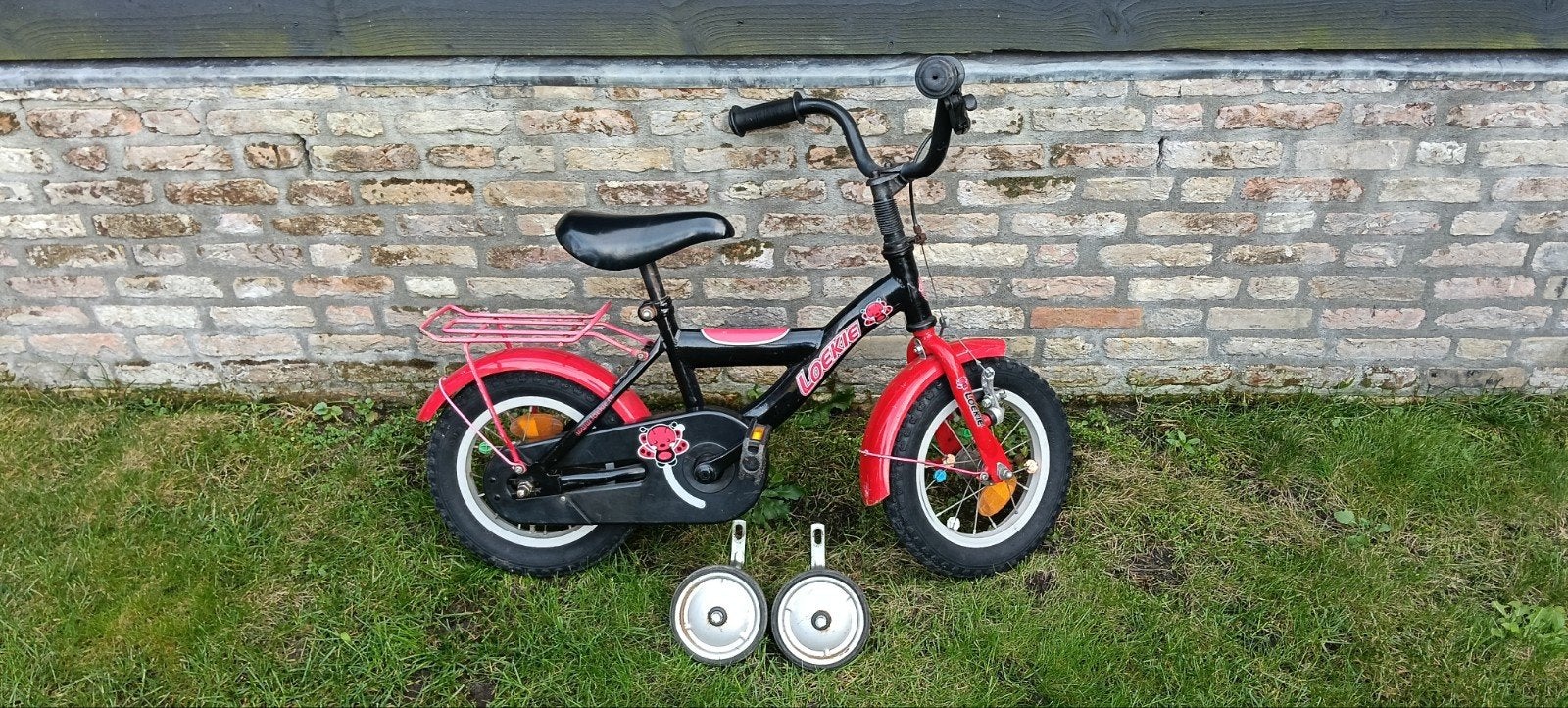 Loekie kinderfiets rood/zwart 12,5 inch met zijwieltjes, Ophalen, Terugtraprem, Zijwieltjes, Gebruikt