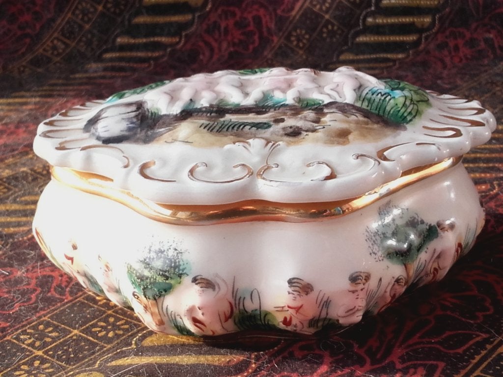 Mooi oud porselein doosje uit Italië met putti's 14,5 cm., Antiek en Kunst, Antiek | Porselein, Ophalen of Verzenden