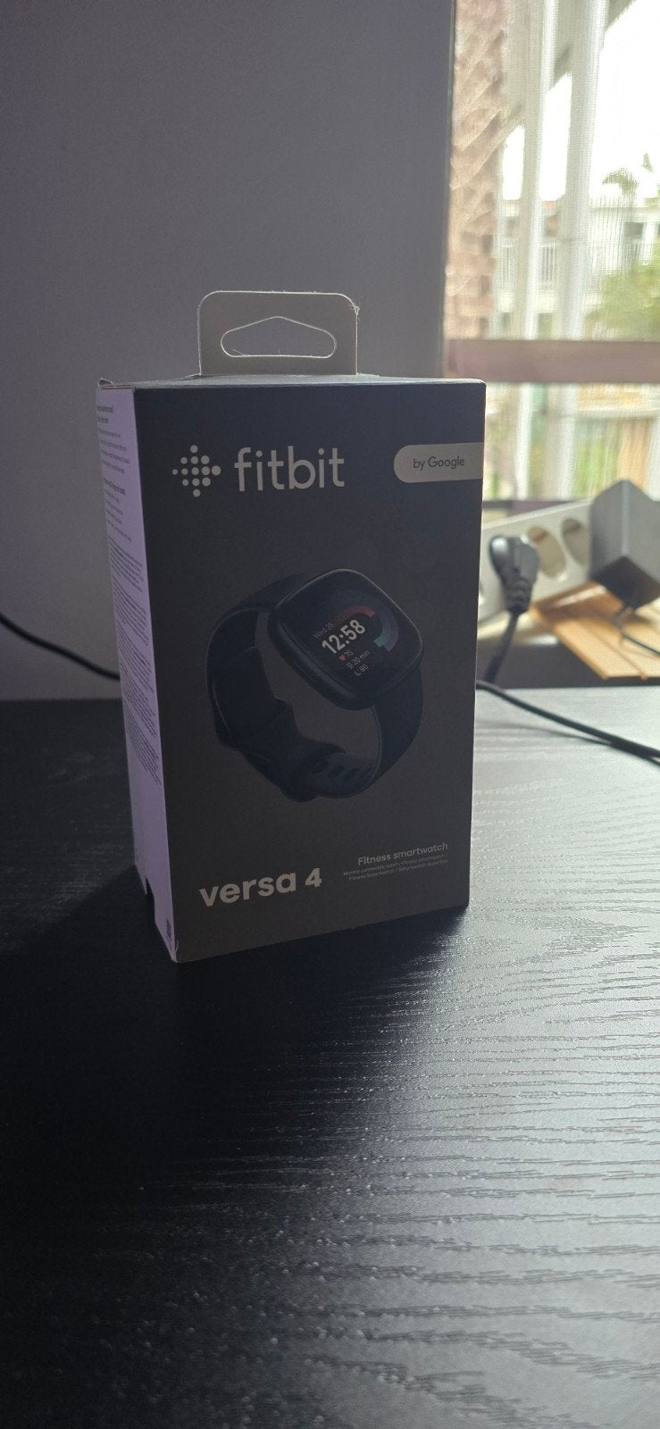 Fitbit Versa 4 - Black, Conditie, Zwart, Google Fitbit, Ophalen of Verzenden