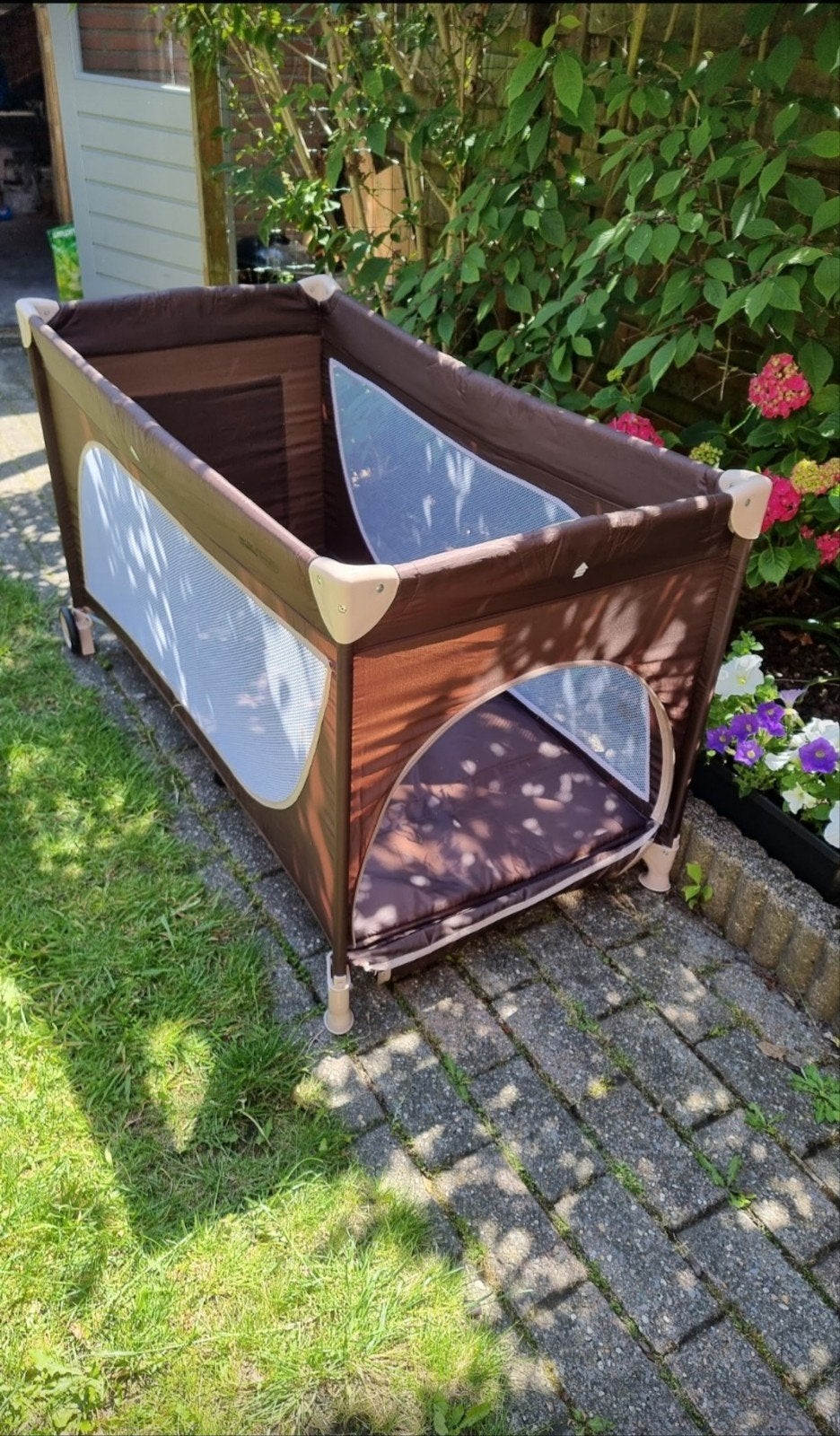Compacte Reisbox/Campingbedje - Bruin, Kinderen en Baby's, Ophalen, Zo goed als nieuw, Rechthoekig, Wieltjes