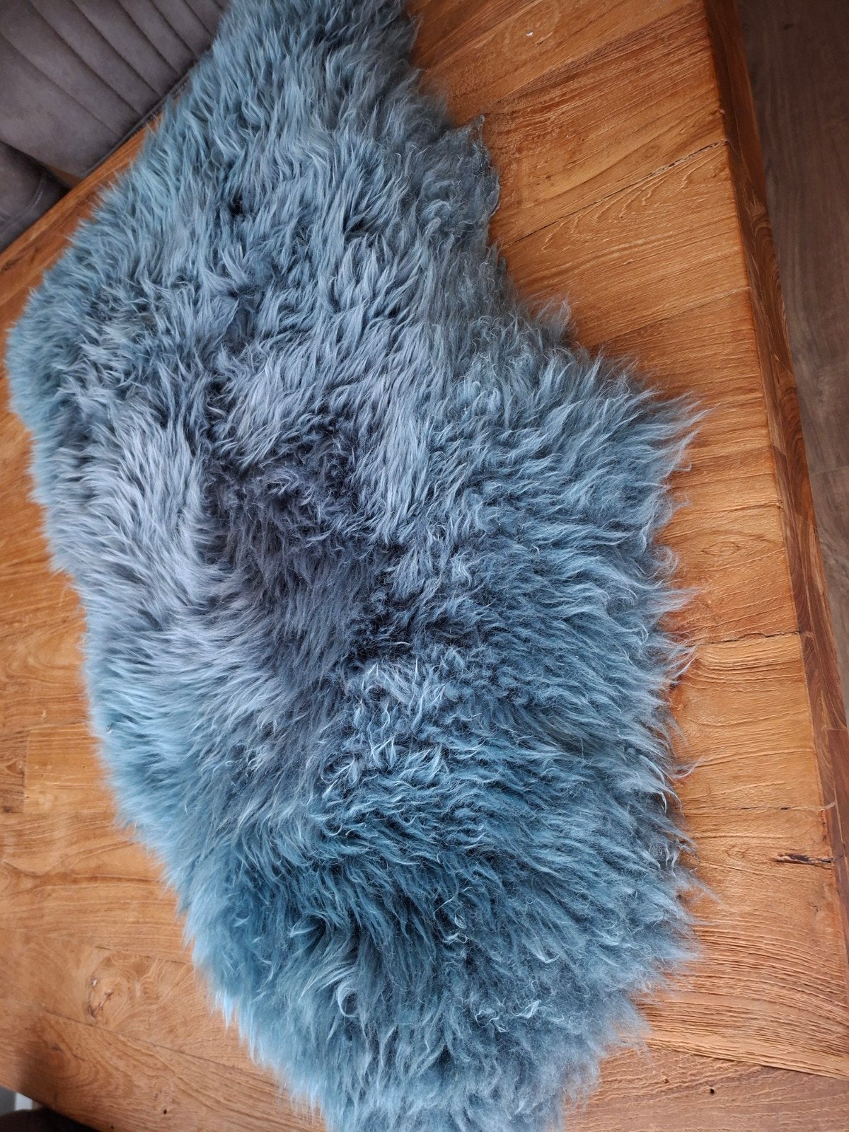 Blauw schapenvacht kleedje - zacht en decoratief, Ophalen of Verzenden, Zo goed als nieuw, Schapenvacht, Blauw
