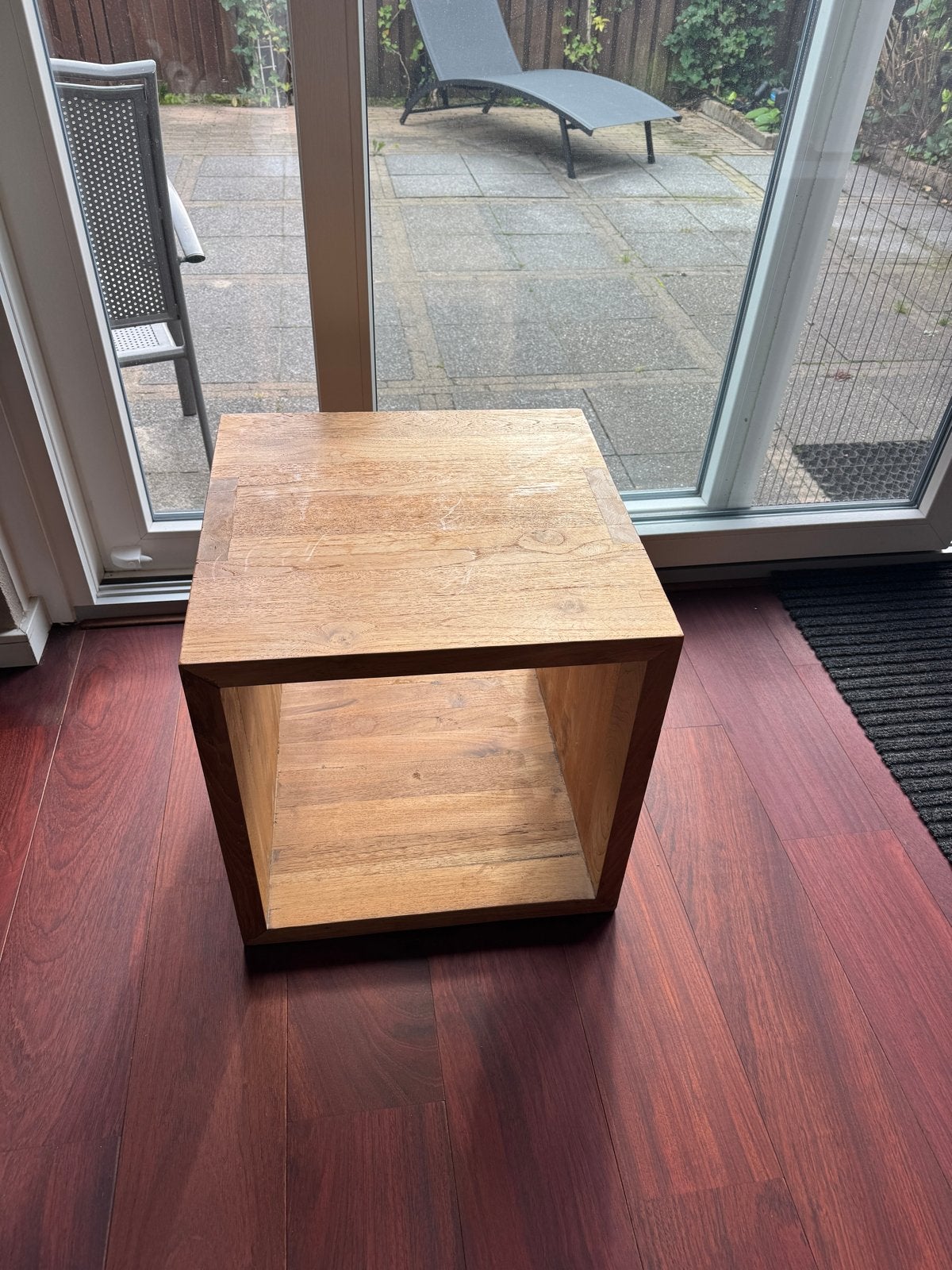 Massief hardhouten bijzettafel / kubus kastje, Huis en Inrichting, Minder dan 55 cm, Gebruikt, Vierkant, Hout