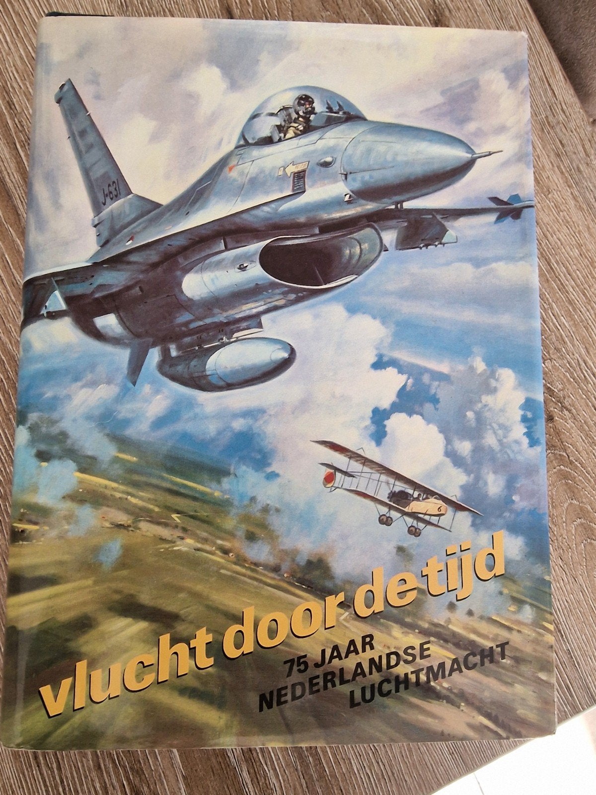 Vlucht door de tijd: 75 jaar Nederlandse Luchtmacht, Diverse auteurs, Ophalen of Verzenden, Zo goed als nieuw, 1945 tot heden