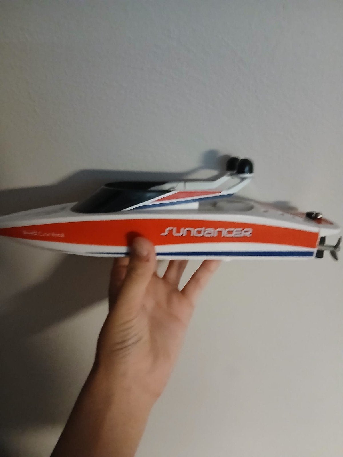 Motorische afstand bestuurbare speedboot, Ophalen