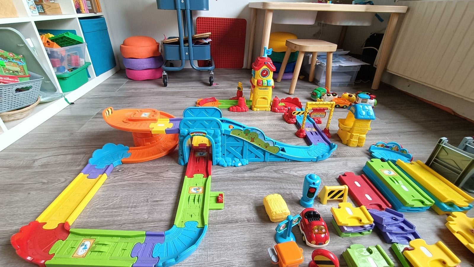 VTech treinbaan en auto baan inc sluitbare plastic kist, Kinderen en Baby's, Ophalen, Gebruikt