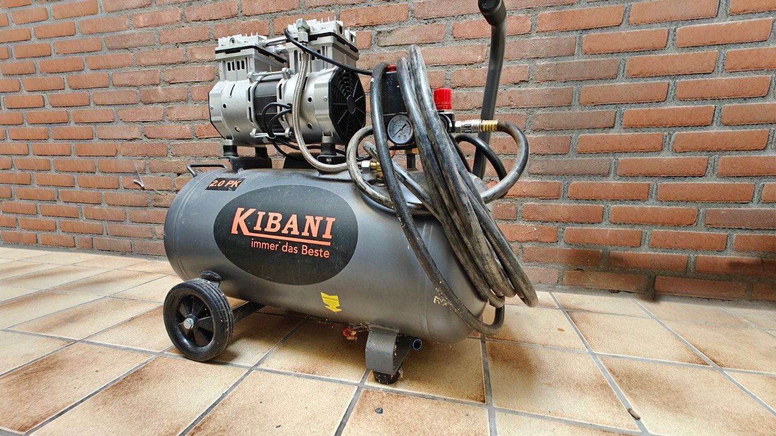 Kibani Compressor 2.0 PK / 1500W / 50L tank/10 m luchtslang, Ophalen, 6 tot 10 bar, Zo goed als nieuw, 25 tot 100 liter