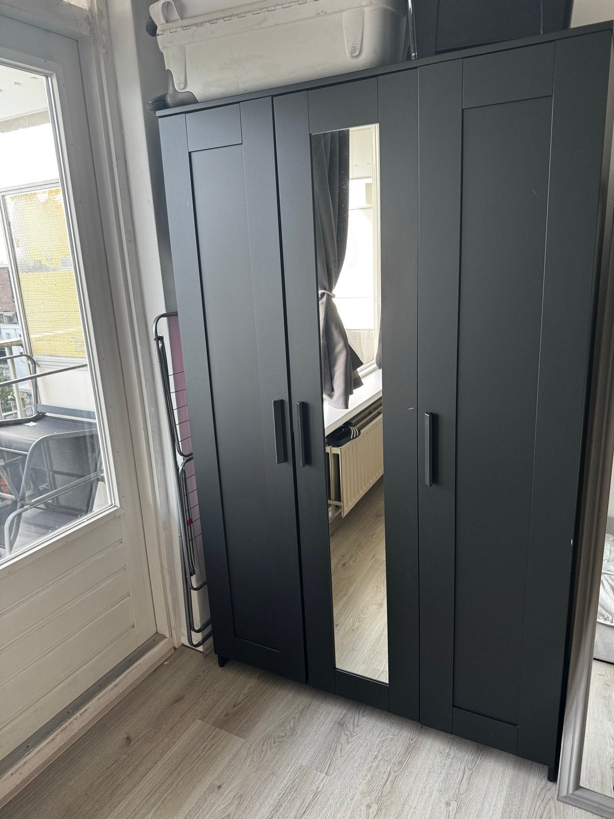Zwarte IKEA kast met spiegel en gebruikssporen, Huis en Inrichting, Ophalen, Gebruikt, 100 tot 150 cm, 150 tot 200 cm