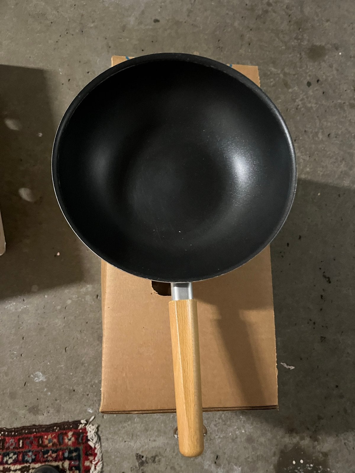 Wokpan met houten handvat - Geschikt voor diverse warmtebron, Huis en Inrichting, Overige materialen, Gebruikt, Antiaanbaklaag