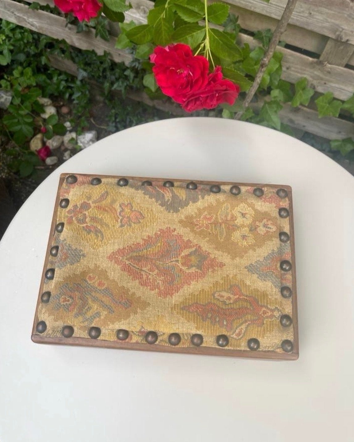 Vintage voetenbankje met geborduurde bekleding, Huis en Inrichting, Banken | Voetenbanken en Poefen, Gebruikt, Minder dan 50 cm