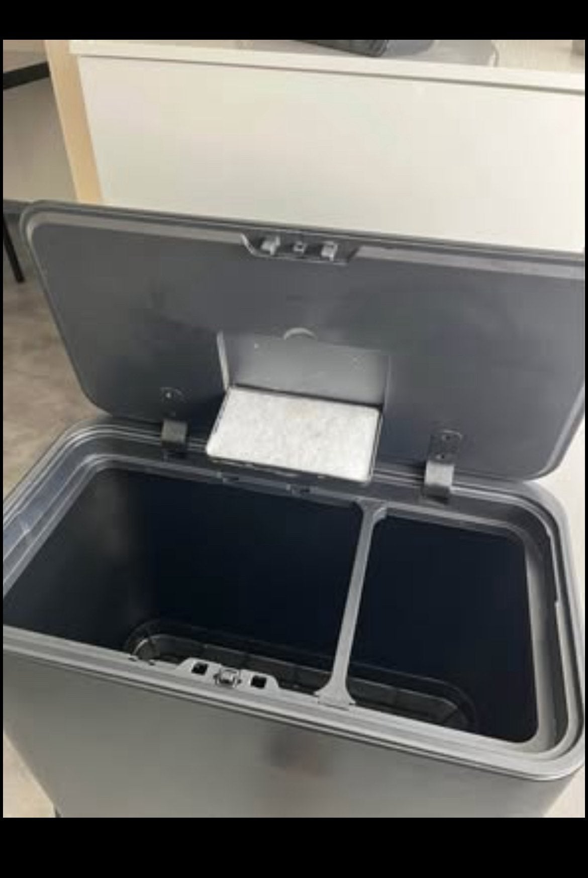Afvalscheider met pootjes -, Huis en Inrichting, Woonaccessoires | Prullenbakken, 40 liter of meer, Ophalen of Verzenden, Zo goed als nieuw