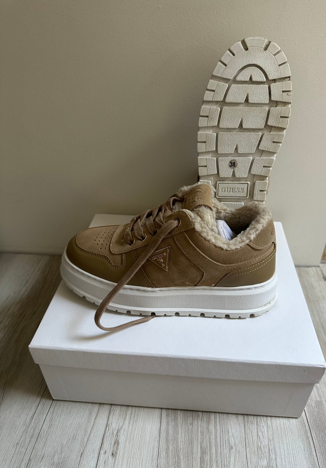 Guess sneakers mt 38 1x gedragen!, Kleding | Dames, Beige, Ophalen of Verzenden, Sneakers of Gympen, Zo goed als nieuw