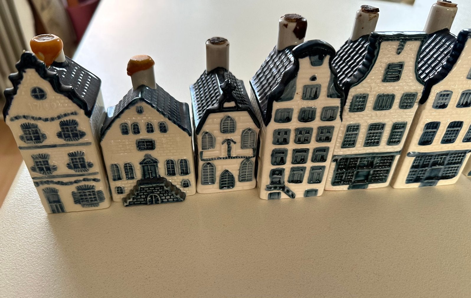 Klm huisjes 15 v blue delft’s rynbende holland 3-44, Verzamelen, Ophalen, Zo goed als nieuw, 21 t/m 40, Gevuld