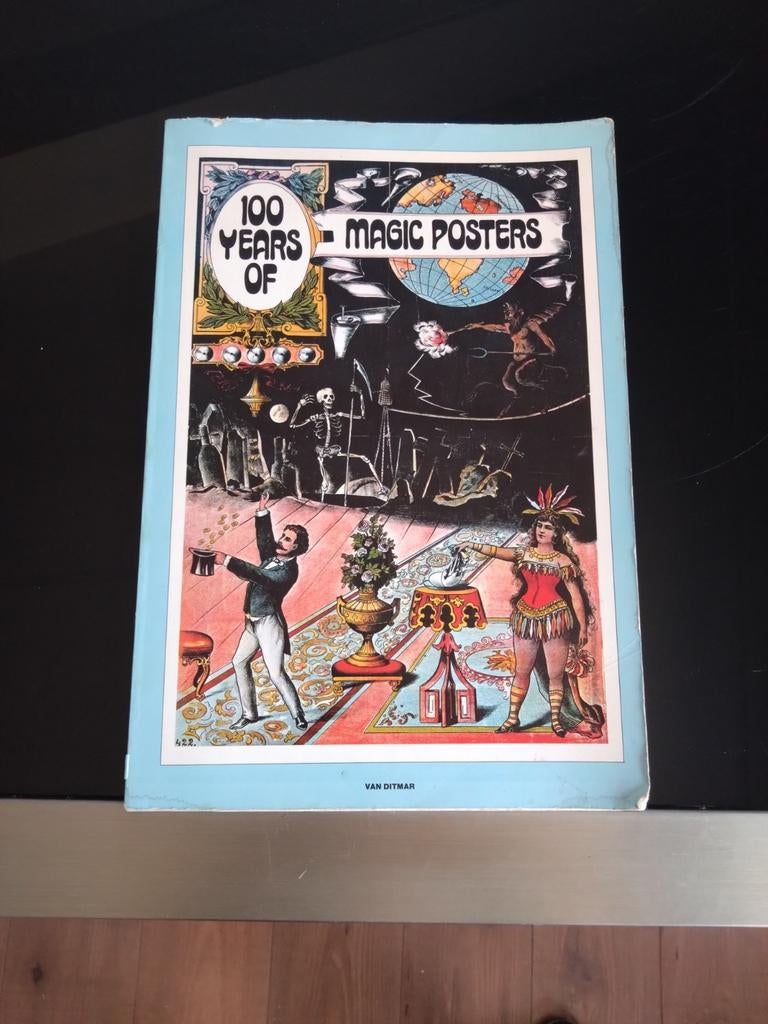Boek met 100 jaar magische posters, Verzamelen, Posters, Ophalen of Verzenden