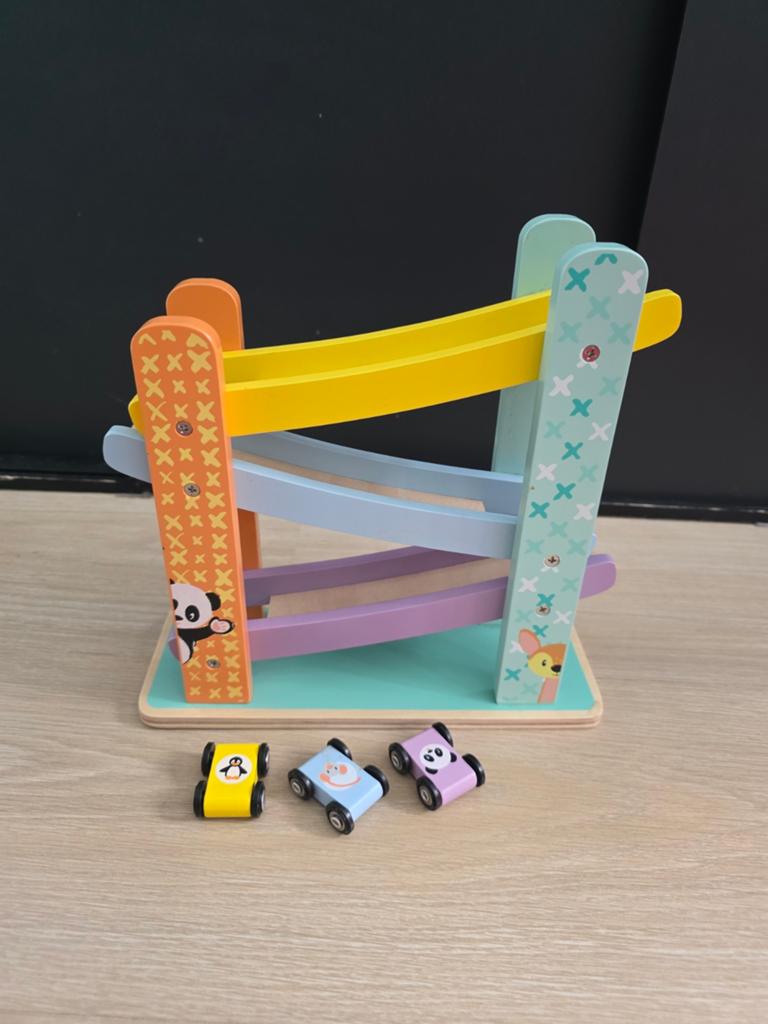 Houten autobaan met 3 auto's - Kleurrijk speelgoed, Kinderen en Baby's, Speelgoed | Houten speelgoed, Ophalen of Verzenden, Zo goed als nieuw