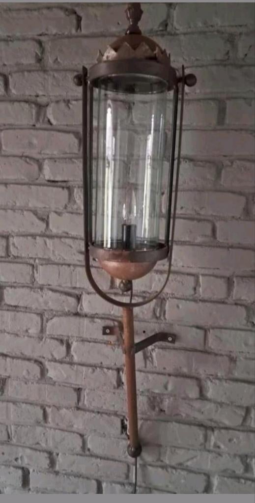 2 bruine smeedijzeren lantaarn wandlampen 95 cm hoog, Ophalen, Met snoer/stekker, Bruin, E27 (groot)