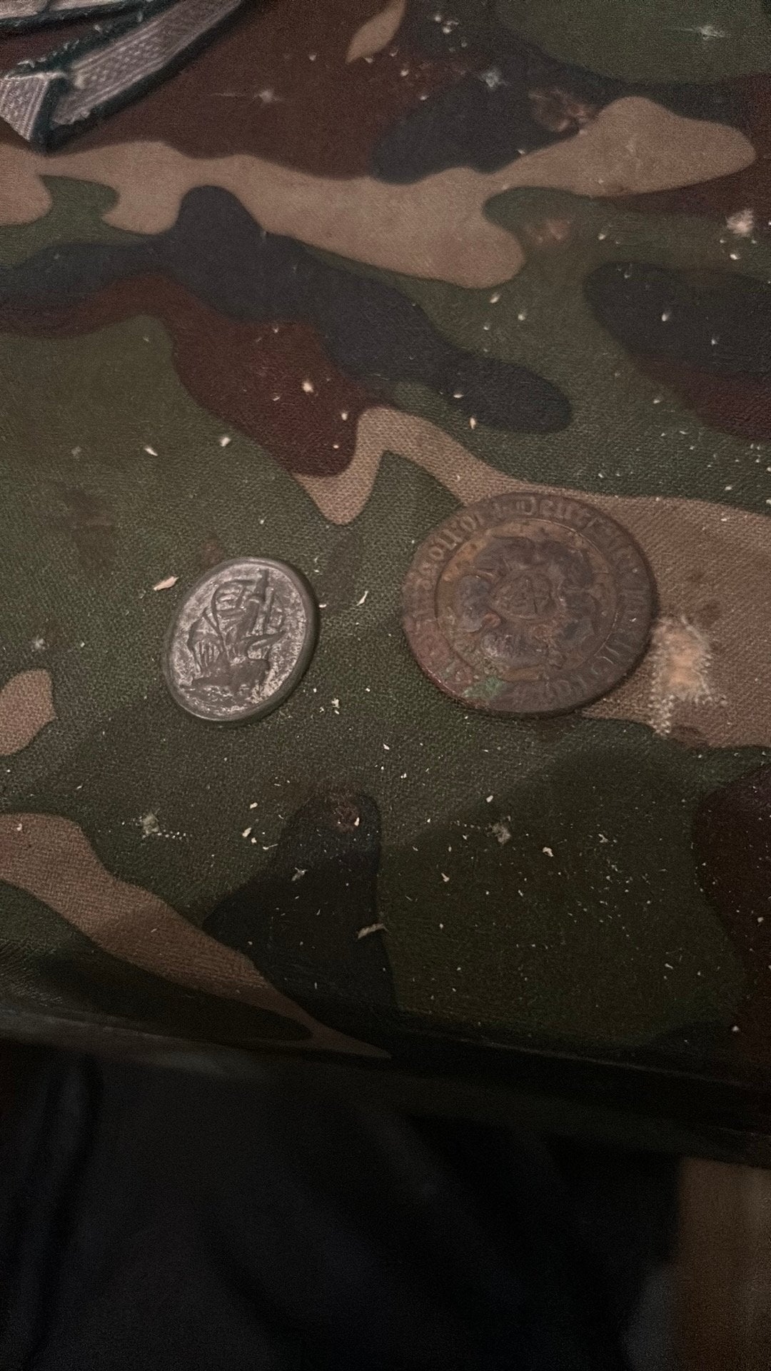 Twee duitse tinnies wo2, Ophalen of Verzenden, Overige soorten, Duitsland, Embleem of Badge
