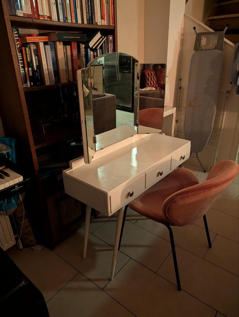 Kaptafel met spiegel en oudroze stoel, Huis en Inrichting, Tafels | Kaptafels, Ophalen