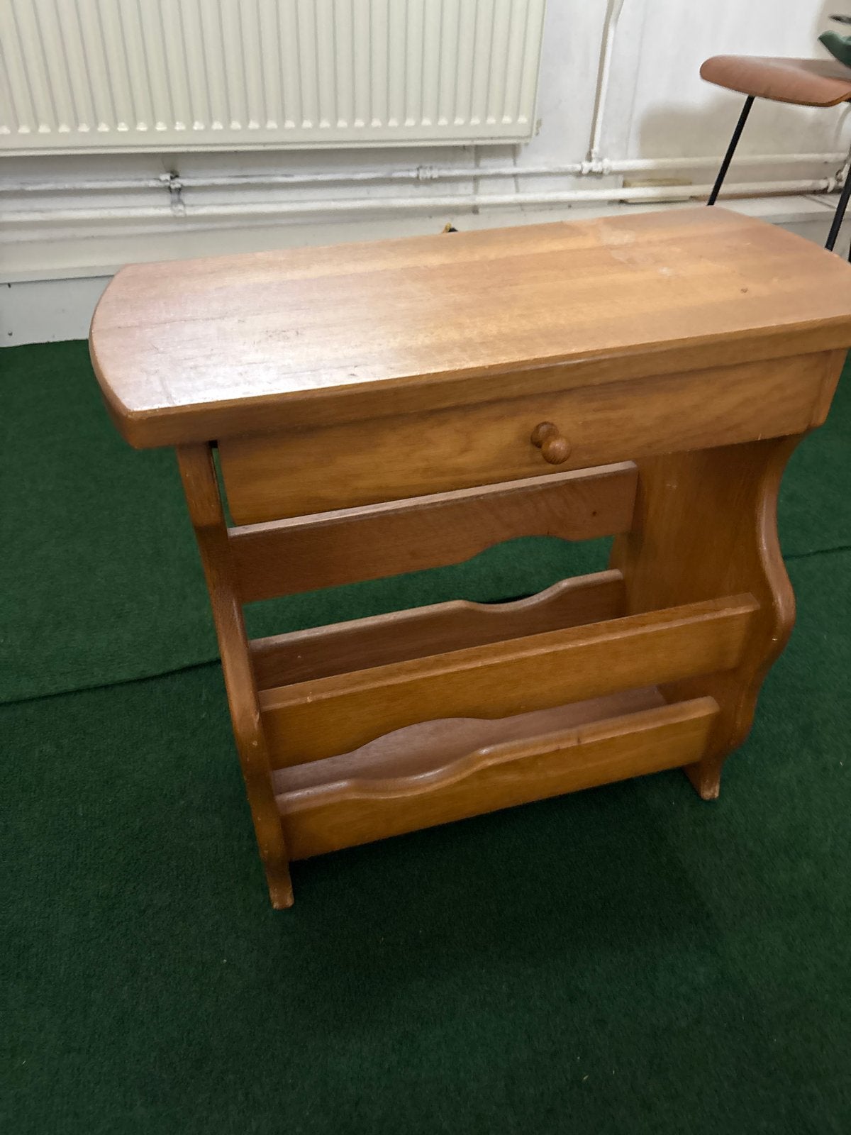 Houten bijzettafel met lectuurbak en lade, Ophalen, Gebruikt, Klassiek, Met lade
