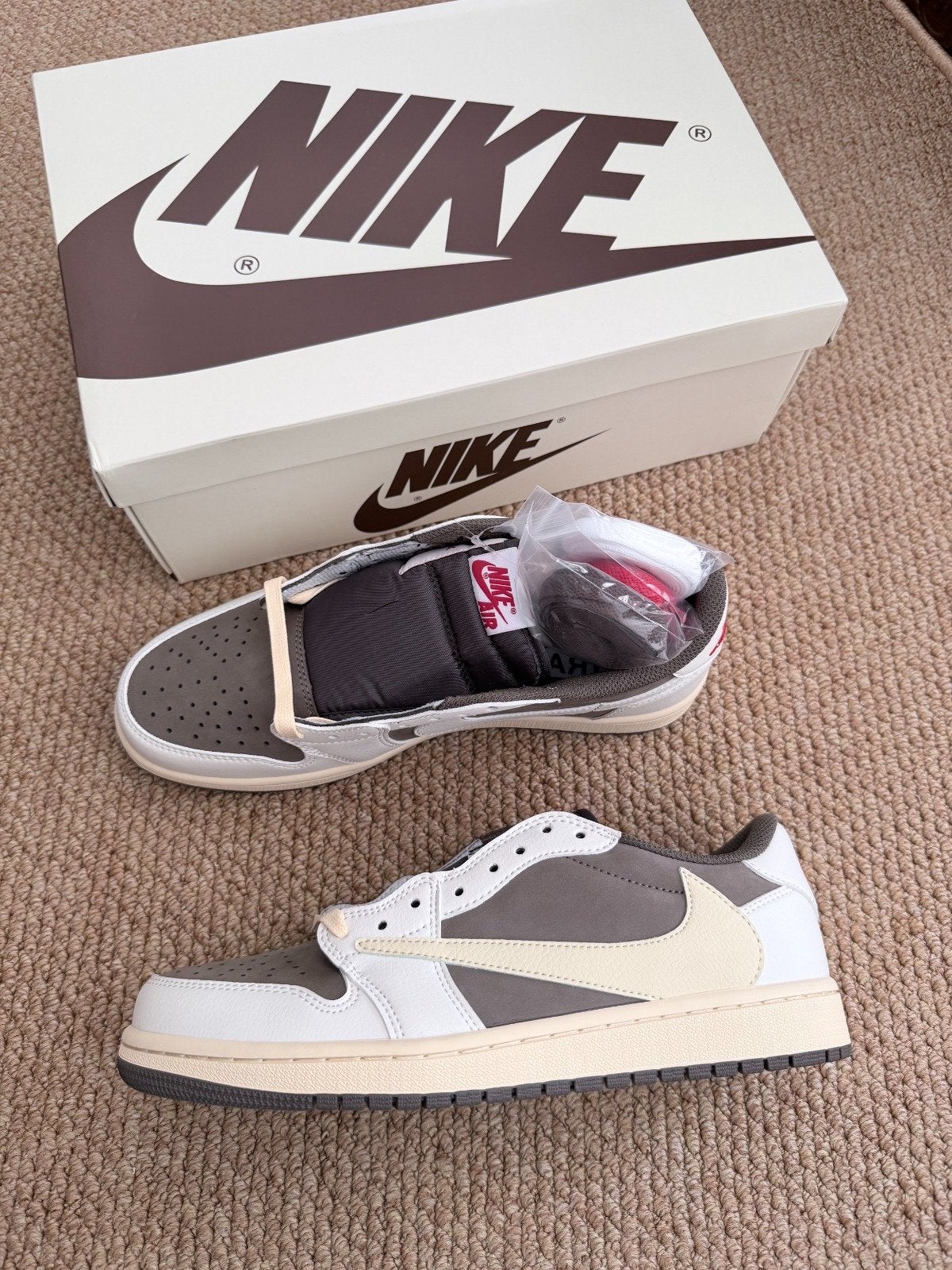 AIR JORDAN 1 RETRO LOW OG SP X TRAVIS SCOTT REVERSE MOCHA, Kleding | Heren, Bruin, Nieuw, Ophalen of Verzenden, Sneakers of Gympen