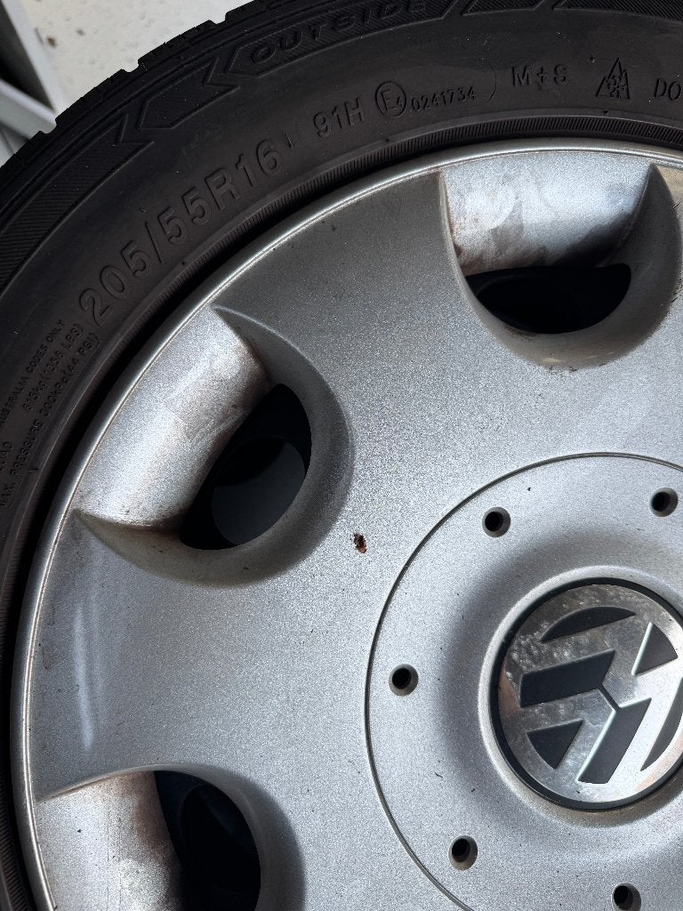 VW wielen-set met doppen/zomerbanden, Auto-onderdelen, Banden en Velgen, Ophalen, Gebruikt, 16 inch, Banden en Velgen