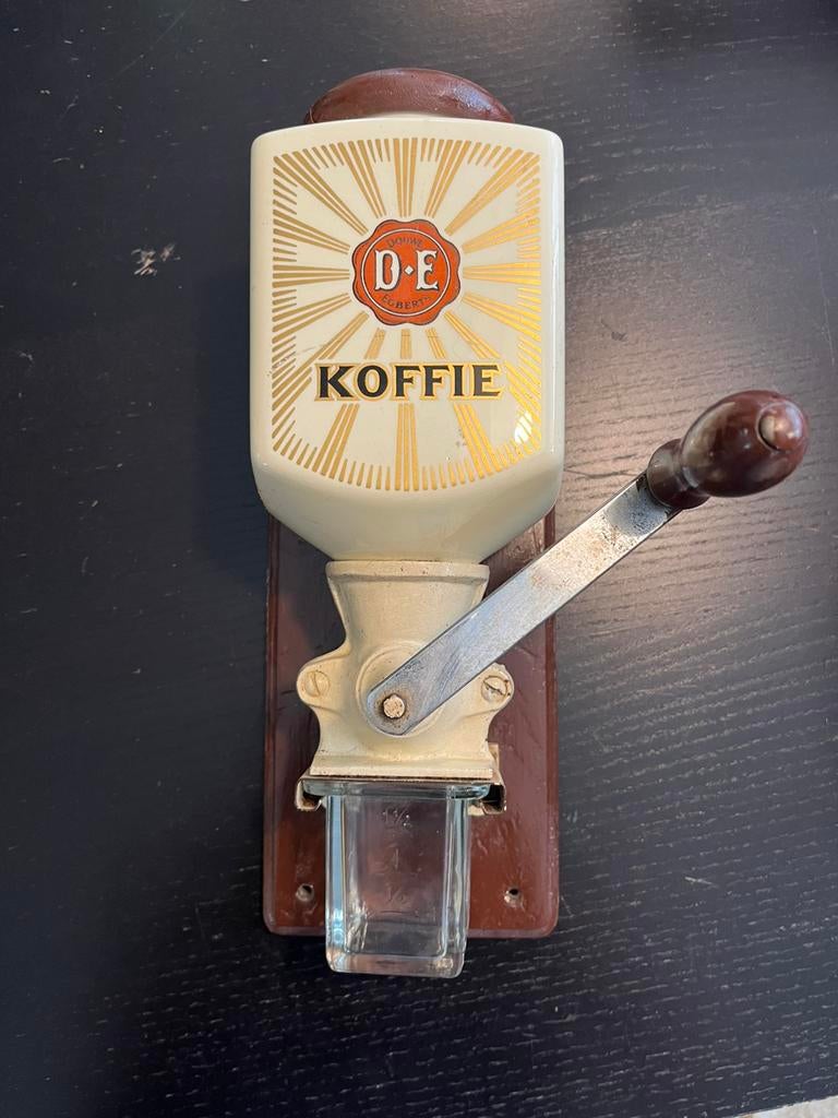 DE wandkoffiemolen, Ophalen