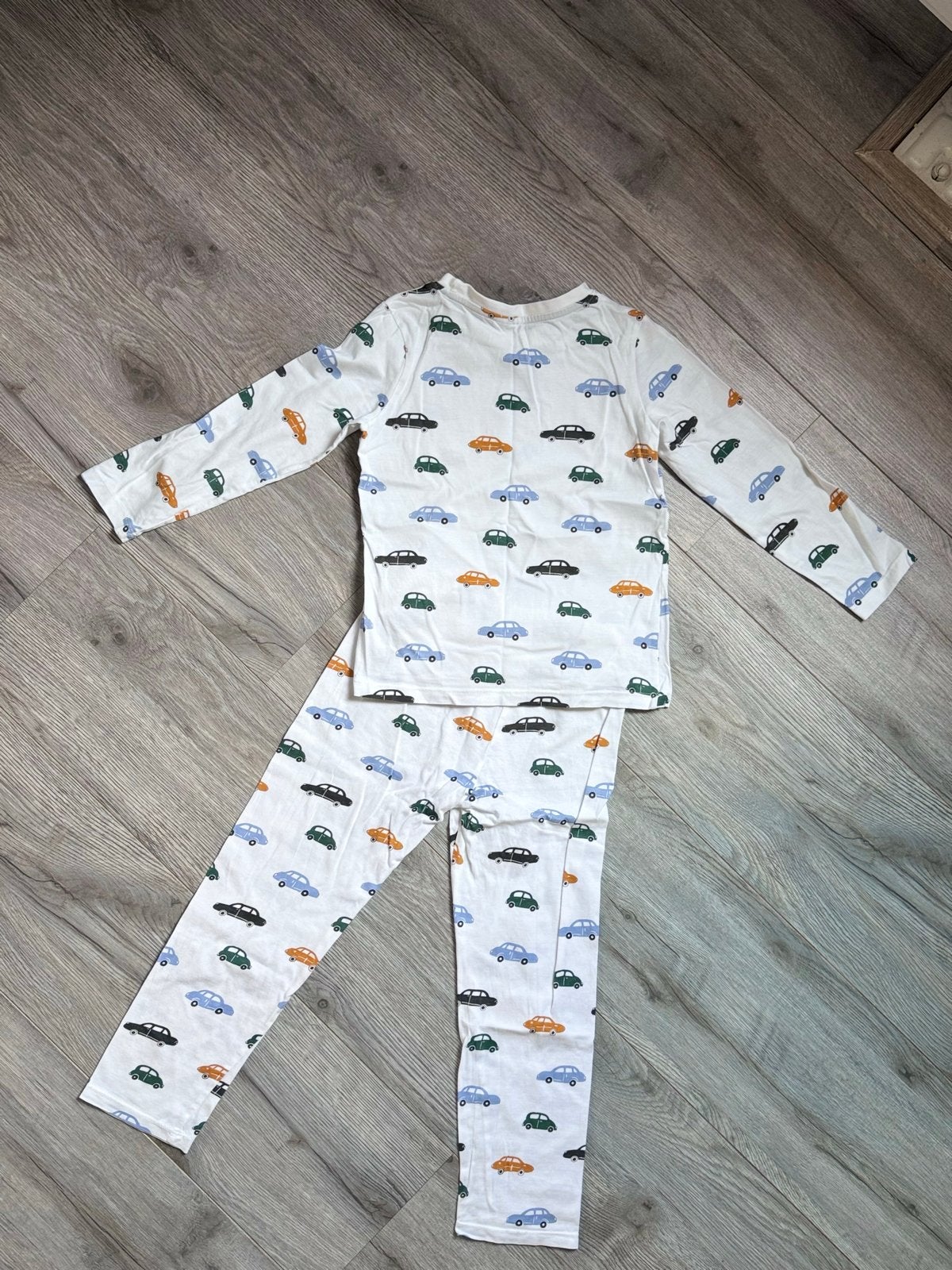 H&M pyjama met auto's 4-5 jaar, Ophalen of Verzenden, Zo goed als nieuw, Jongen of Meisje, Nacht- of Onderkleding