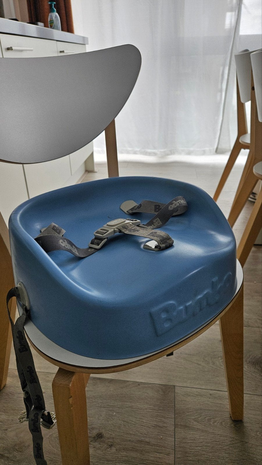 Bumbo kinderstoelverhoger met gordel - Blauw, Kinderen en Baby's, Kinderstoelen, Ophalen, Gebruikt, Overige typen, Gordel(s)