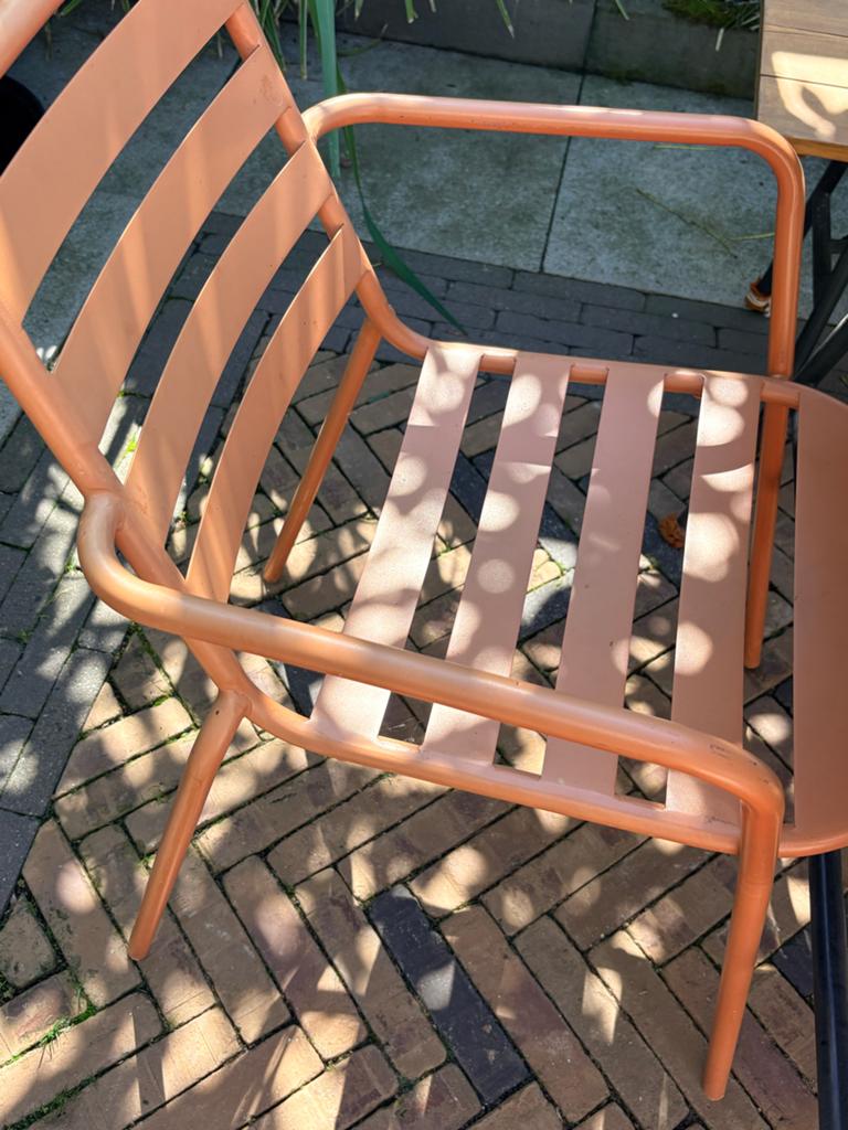 Roestkleurig  en zwart metalen tuinstoel met armleuningen, Gebruikt, Overige kleuren, Ophalen of Verzenden, Metaal