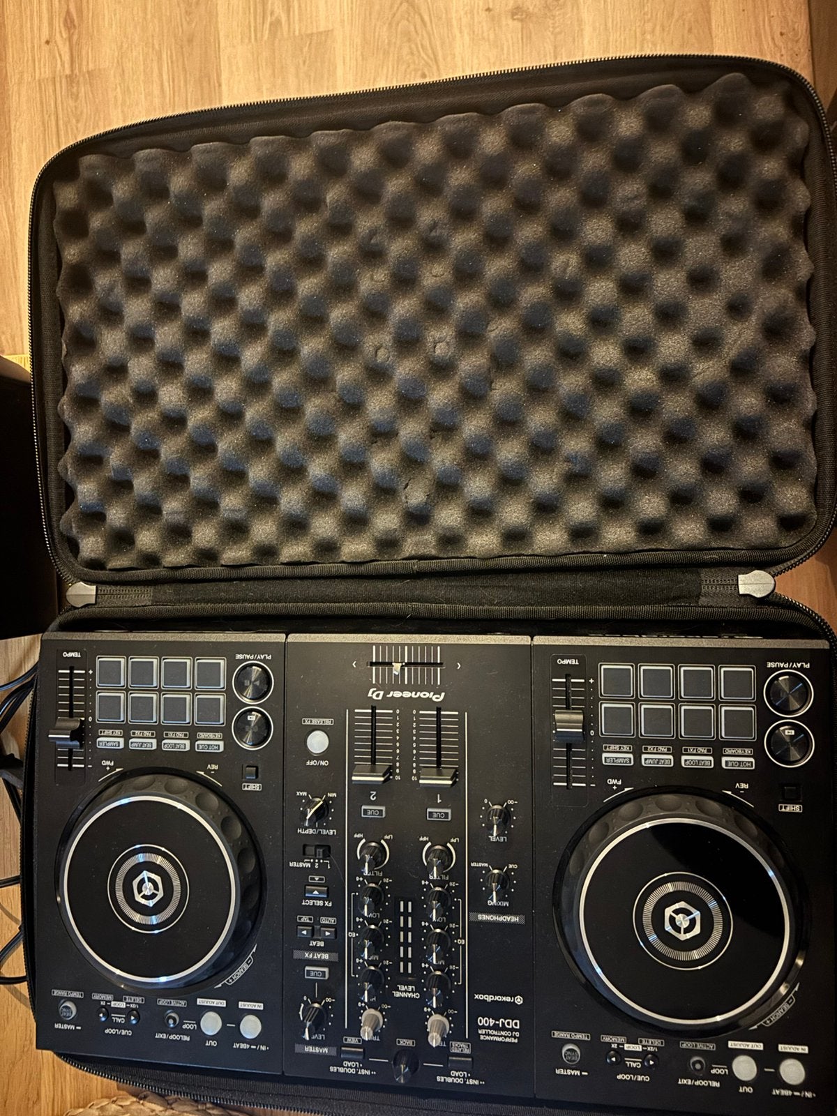 Foto 5 van Pioneer DDJ-400 + 2x DM 40 Pioneer Speakers + Pioneer Case