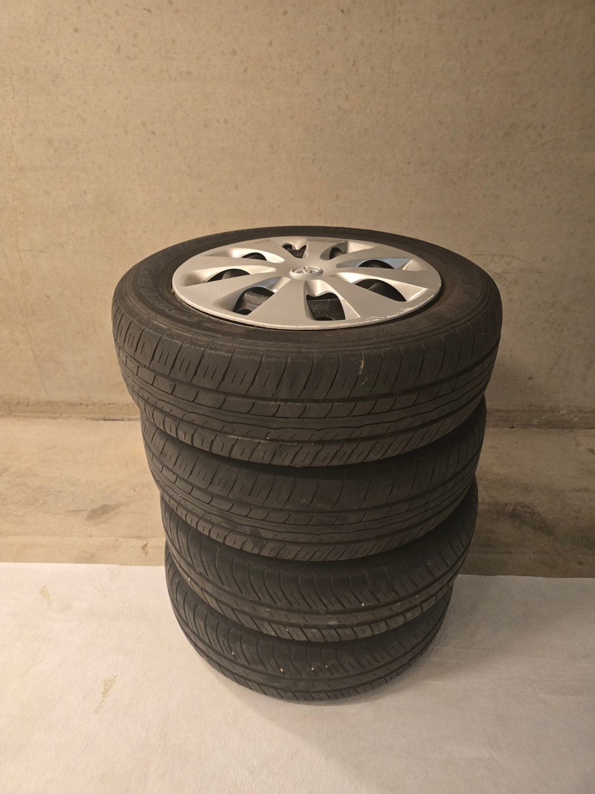 Toyota yaris zommer banden, staal velgen 175/65r15, Ophalen, Toyota