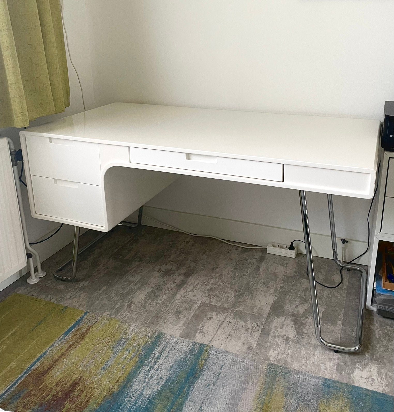 Wit retro bureau te koop, Huis en Inrichting, Bureaus, Ophalen, 139 cm, Spaanplaat of MDF, Vintage